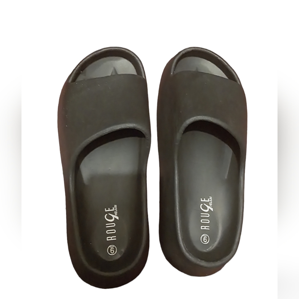 Rouqe black helium slippers